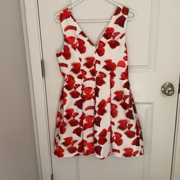 Stunning red and white floral dress - Picture 2 of 7
